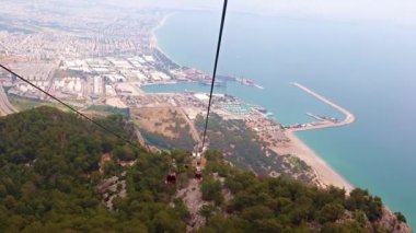 Antalya 'daki Tunektepe Dağı' na giden teleferik.