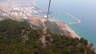 Antalya 'daki Tunektepe Dağı' na giden teleferik.
