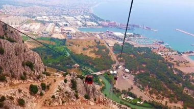 Antalya 'daki Tunektepe Dağı' na giden teleferik.
