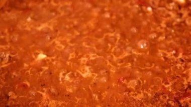 Yanardağın ağzında kaynar lav.