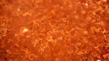 Yanardağın ağzında kaynar lav.