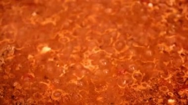 Yanardağın ağzında kaynar lav.