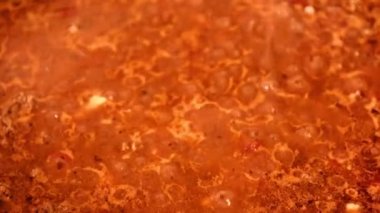 Yanardağın ağzında kaynar lav.