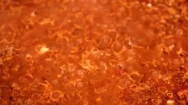 Yanardağın ağzında kaynar lav.