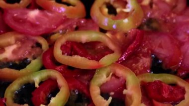 Kızartma tavasında yağlı taze biber.