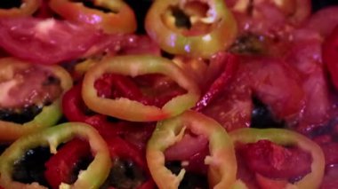 Kızartma tavasında yağlı taze biber.