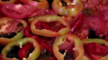 Kızartma tavasında yağlı taze biber.