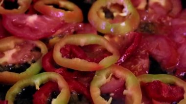 Kızartma tavasında yağlı taze biber.