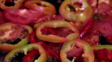 Kızartma tavasında yağlı taze biber.