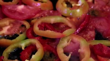 Kızartma tavasında yağlı taze biber.