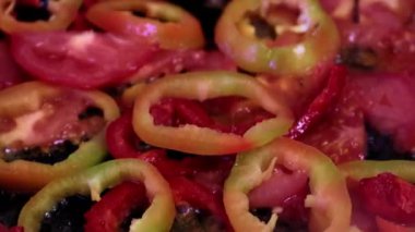 Kızartma tavasında yağlı taze biber.