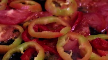 Kızartma tavasında yağlı taze biber.