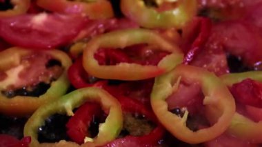 Kızartma tavasında yağlı taze biber.