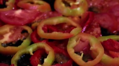 Kızartma tavasında yağlı taze biber.