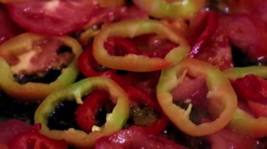 Kızartma tavasında yağlı taze biber.