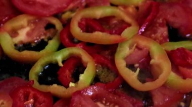 Kızartma tavasında yağlı taze biber.