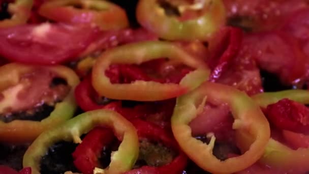 在油锅里煎新鲜胡椒 — 图库视频影像