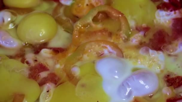 Cozinhar Ovos Mexidos Com Legumes Frescos Café Manhã — Vídeo de Stock