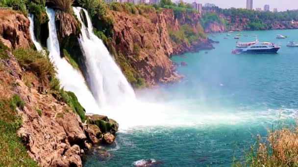 土耳其安塔利亚拉腊居民区的杜登河上游瀑布 — 图库视频影像
