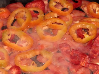 Sıcak tavada kavrulmuş biber pişirme süreci.