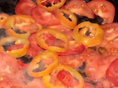 Sıcak tavada kavrulmuş biber pişirme süreci.