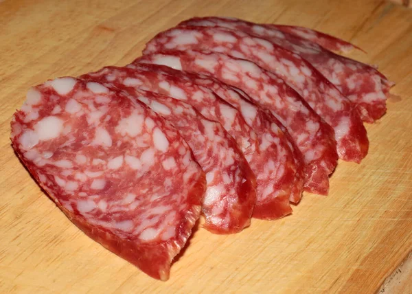 Roh Geräucherte Wurst Scheiben Geschnitten Auf Einem Holzschneidebrett — Stockfoto