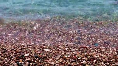 Aktif eğlence için deniz çakıl taşı plajı