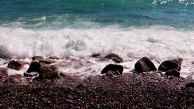 Deniz dalgaları ve kıyı şeridi bölgesi.