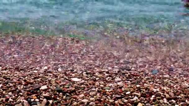 Żwirowa Plaża Morska Jako Miejsce Aktywnego Wypoczynku — Wideo stockowe