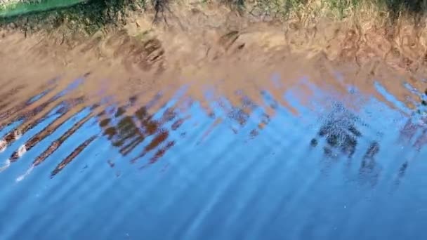 Pequeñas Ondas Superficie Del Agua Depósito Reflejo Del Cielo Azul — Vídeo de stock