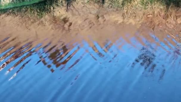 Pequenas Ondulações Superfície Água Reservatório Reflexo Céu Azul — Vídeo de Stock