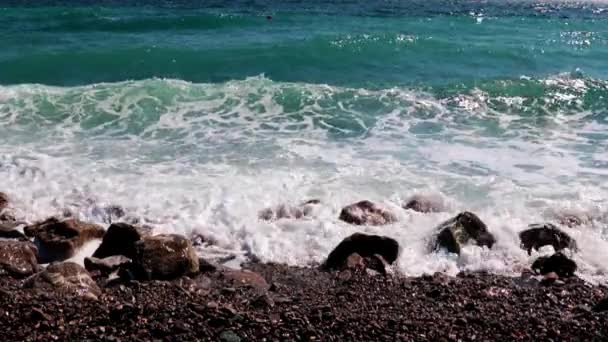 海浪汹涌的海浪和沿岸地区的领土 — 图库视频影像
