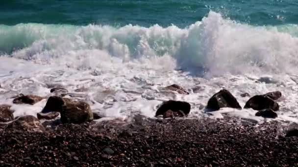 海浪汹涌的海浪和沿岸地区的领土 — 图库视频影像