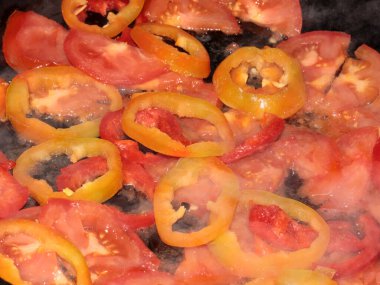 Sıcak tavada kavrulmuş biber pişirme süreci.