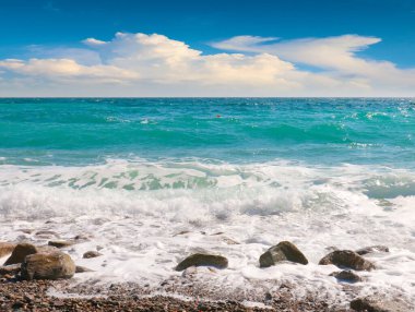 Bulutlu bir gökyüzünün altında güzel bir deniz plajı