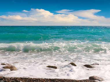 Bulutlu bir gökyüzünün altında güzel bir deniz plajı
