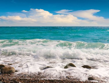 Bulutlu bir gökyüzünün altında güzel bir deniz plajı
