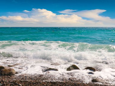 Bulutlu bir gökyüzünün altında güzel bir deniz plajı