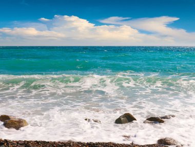 Bulutlu bir gökyüzünün altında güzel bir deniz plajı