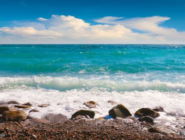 Bulutlu bir gökyüzünün altında güzel bir deniz plajı