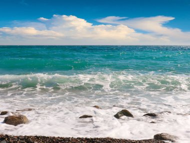 Bulutlu bir gökyüzünün altında güzel bir deniz plajı