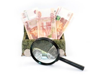 Doğal taştan bir kutu malakit ve Rus rublesinden bir deste kağıt para.