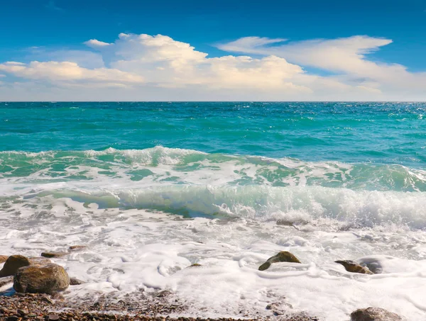 Красивый Морской Пляж Облачным Небом — стоковое фото