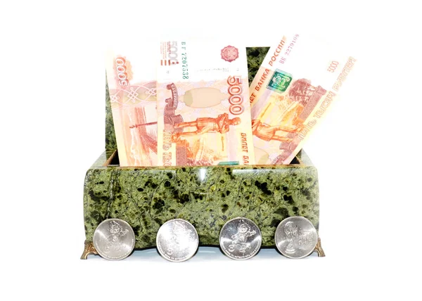 天然石のマラカイトとたくさんの紙幣で作られた箱ロシアのルーブル — ストック写真