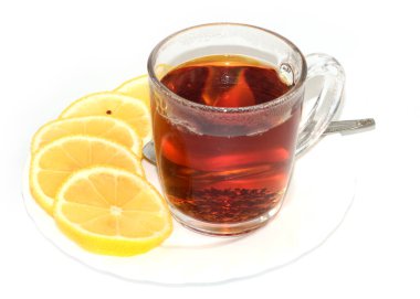 Siyah çay ve taze limon dilimli cam bardak.