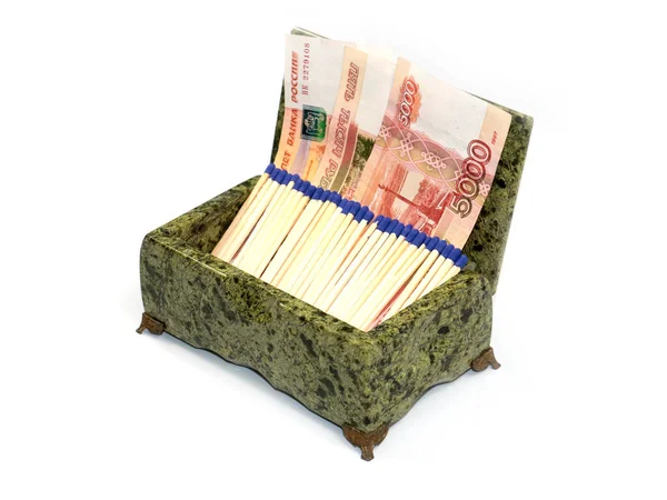 マッチは爆発的な状況の象徴としてロシアのルーブル紙幣がたくさん入っている箱に入っています — ストック写真
