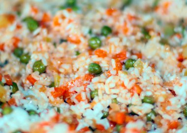 Taze pişmiş pilav ve taze sebze.