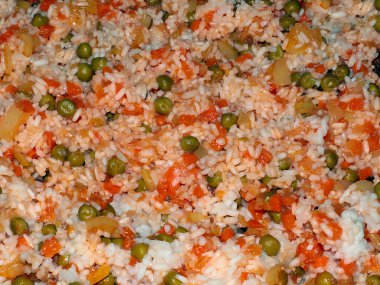 Taze pişmiş pilav ve taze sebze.