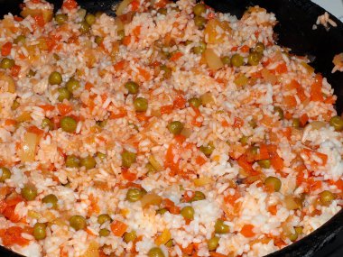 Taze pişmiş pilav ve taze sebze.