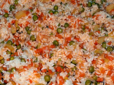 Taze pişmiş pilav ve taze sebze.